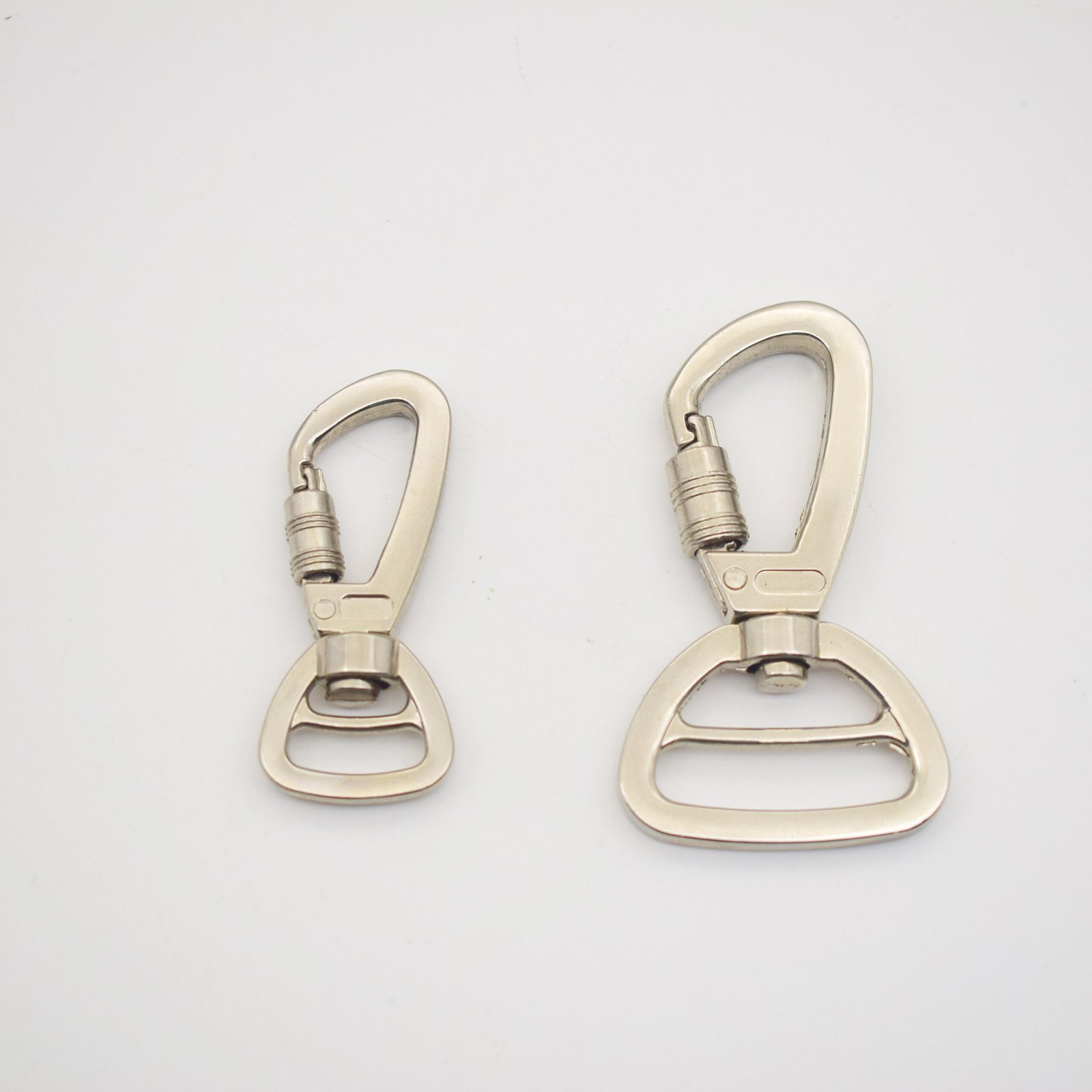 DSC_7696 B638 Custom Logo High Quality Rotatable Buckle Carabiner Hook for Dog Hardware Lock Buckle Zinc Alloy Pet Traction Rope with Lock - Image 2
